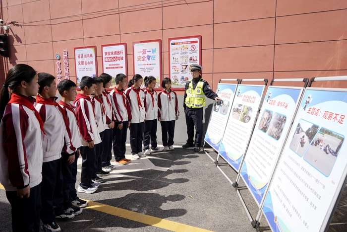 华州交警走进辖区育英小学开展“知危险 会避险”交通安全宣传活动。