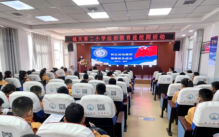 合阳检察法治副校长进校园讲法治课。