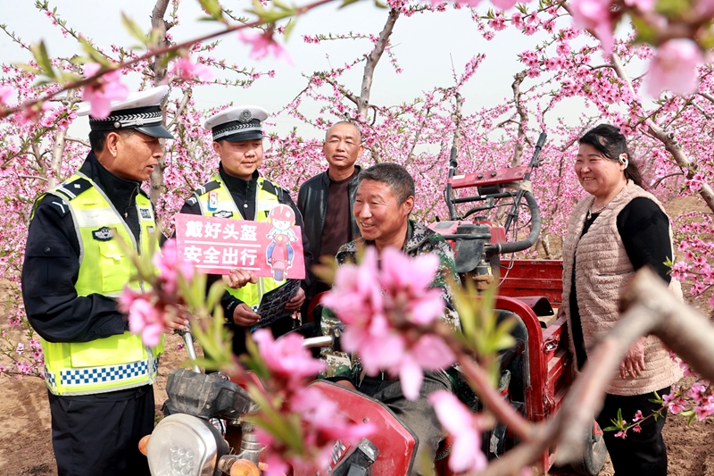 大荔公安交警身深入田间地头宣传交通安全知识。