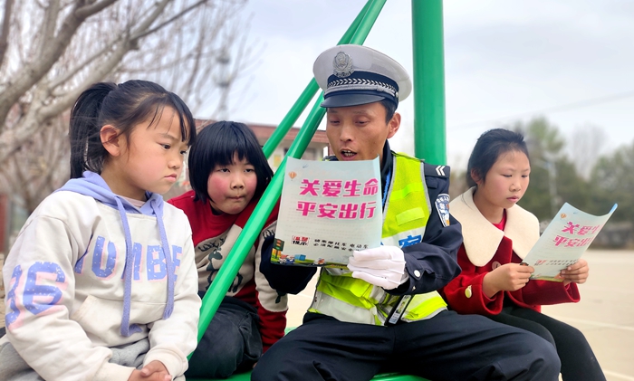 蒲城交警走进辖区杨家沟学校开展春季交通安全宣传活动。