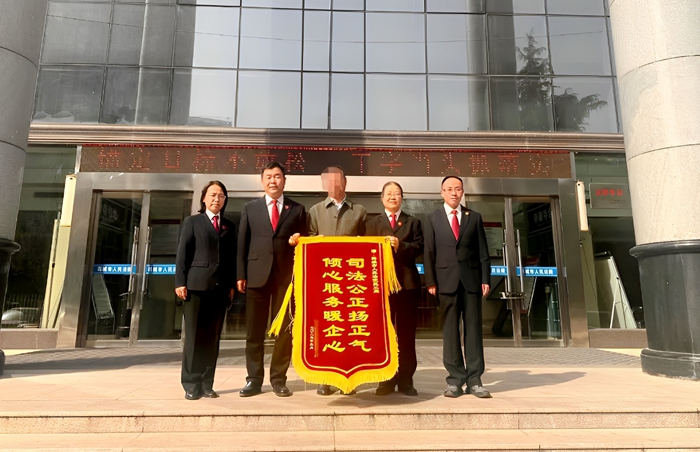 韩城法院民二庭高效审结一起租赁合同纠纷获赠锦旗。