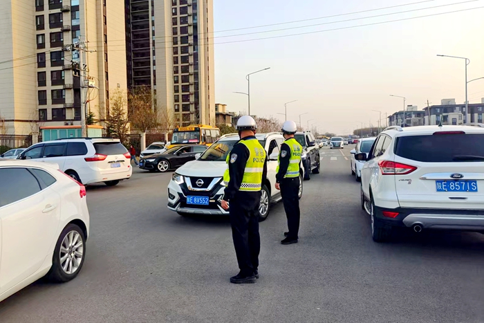 韩城公安交警积极应对沙尘恶劣天气，全力保障道路交通安全。