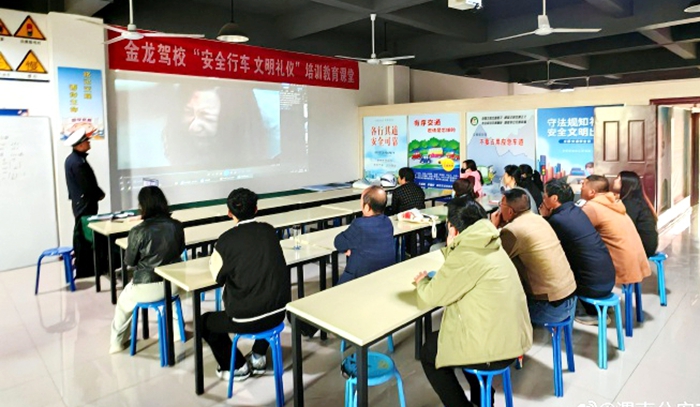 大荔公安交警深入辖区金龙驾校开展交通安全宣传活动.
