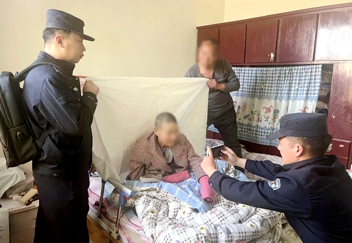 合阳公安上门群众办理身份证。