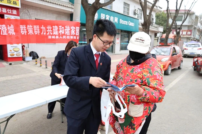 澄城县人民检察院利用韦庄镇古会开展了“检察普法赶大集”集中宣传活动。