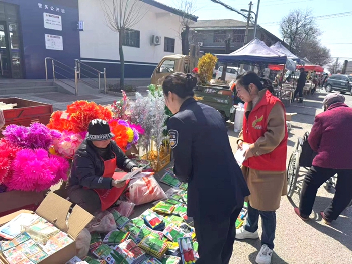 合阳县洽川司法所开展普法宣传进市集活动。