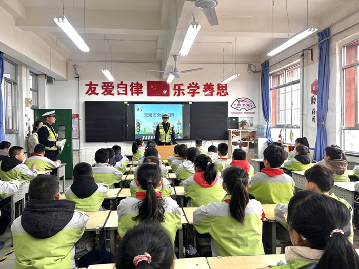 白水交警走进东风小学以“知危险 会避险”主题开展交通安全宣传活动。