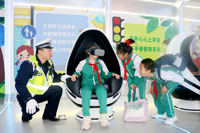 高新交警开展模拟乘坐校车“逃生”演练活动。