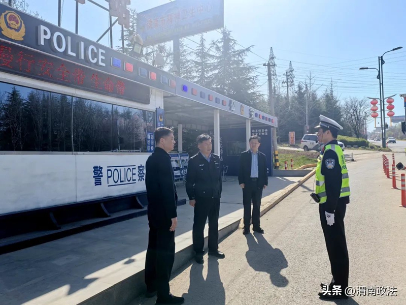 临渭区委常委、政法委书记曹智忍赴临渭交警大队调研指导工作。