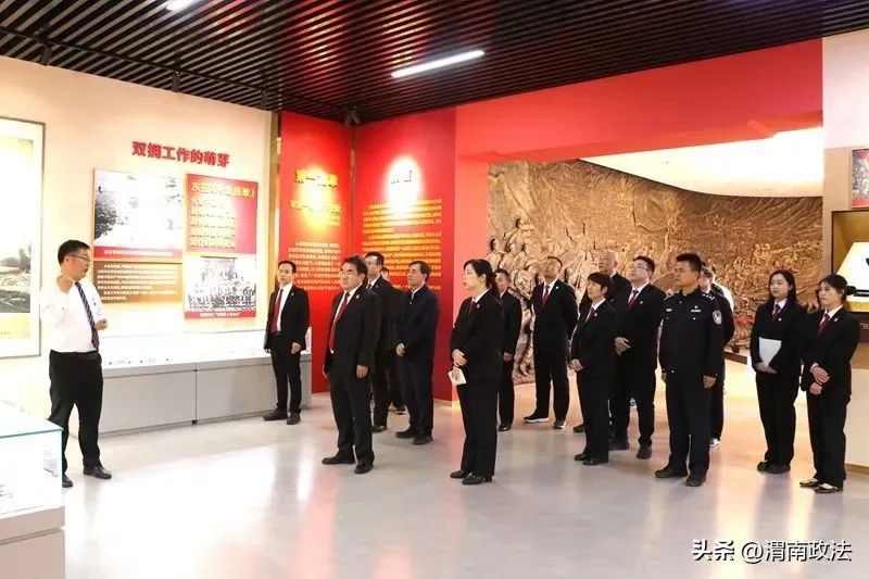 临渭法院党员干部赴陕西容厦集团有限责任公司参观学习。