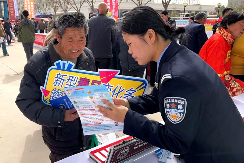 大荔公安开展禁毒宣传活动。