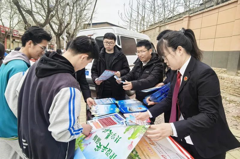 蒲城法院党睦法庭联合多部门开展平安建设宣传活动。