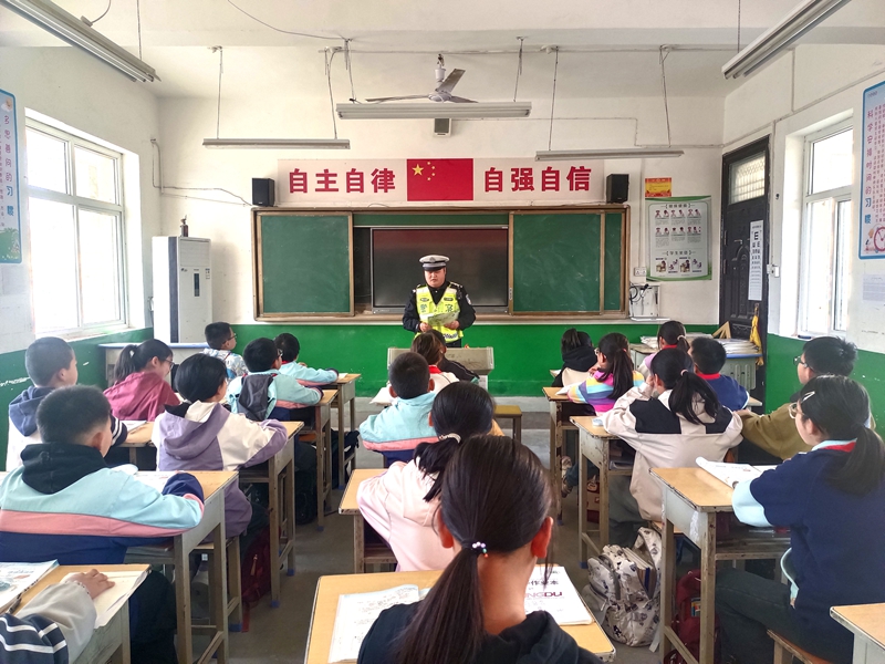 华州公安交警赤水中队走进辖区赤水中心小学开展进校园交通安全宣传活动。