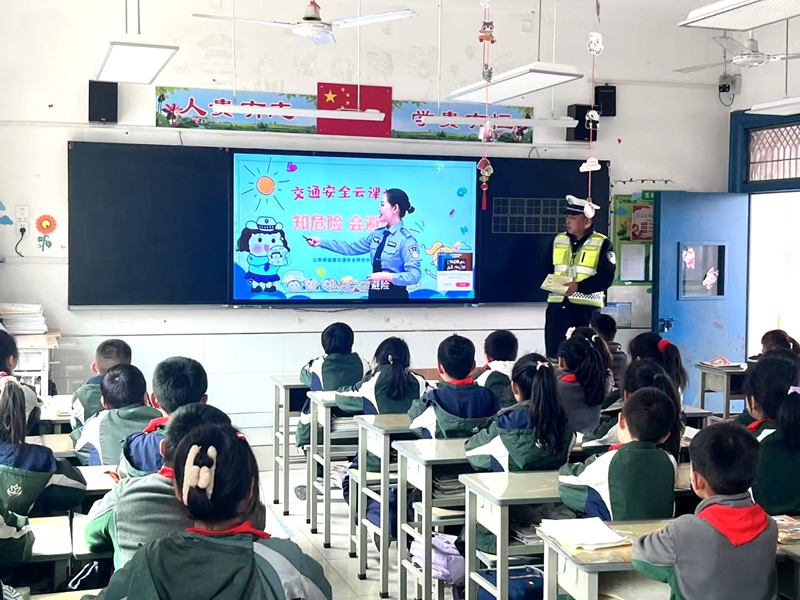 富平交警走进辖区莲湖小学开展交通安全主题活动。