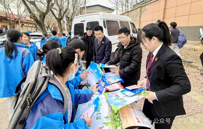 蒲城县人民检察院联合多部门开展普法宣传活动。