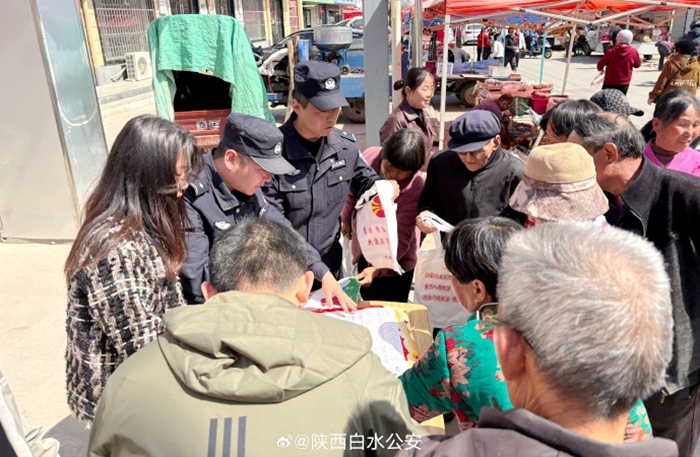 白水县公安局林皋派出所与镇政府联合开展禁毒宣传活动。