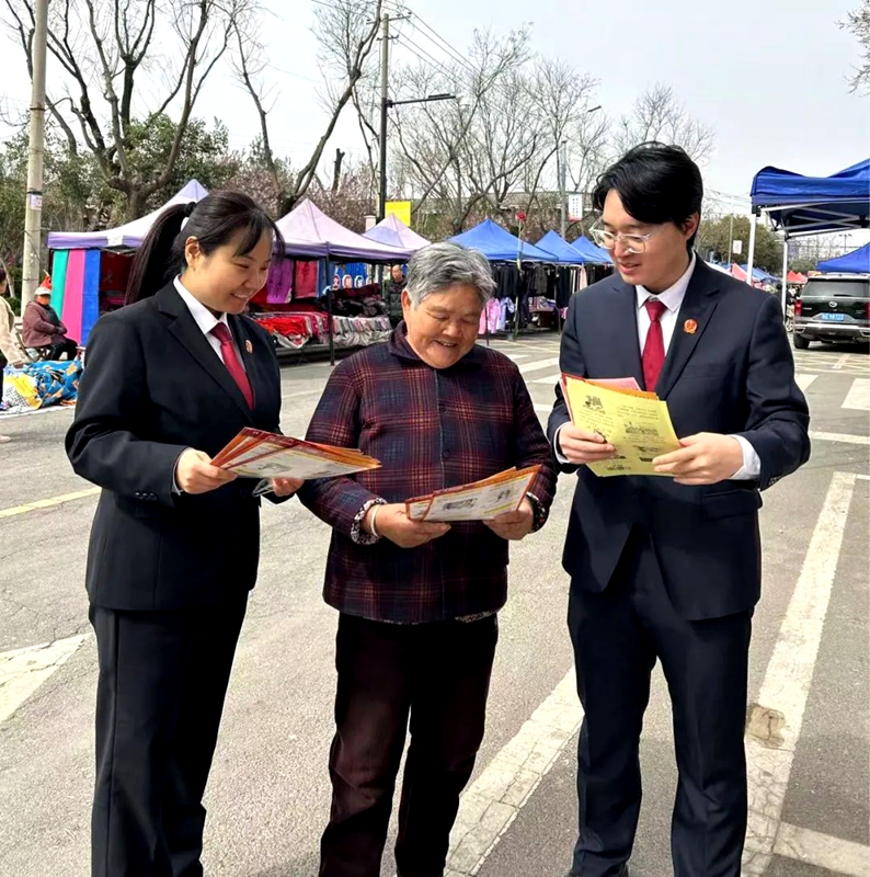 澄城县人民法院民事审判庭干警走进三月三古会现场，开展“法治宣传大赶集”活动。