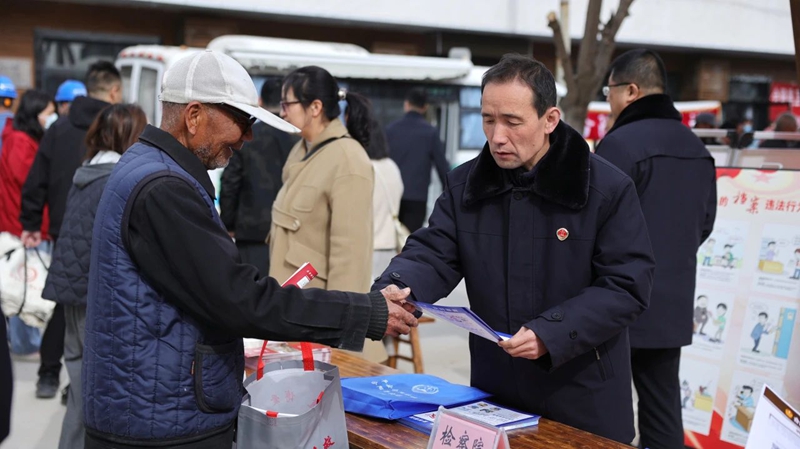 合阳县人民检察院干警与县法院、县公安局、卫健局等相关单位在合阳县黑池镇南社村开展文化法律科技卫生“三下乡”普法宣传活动。