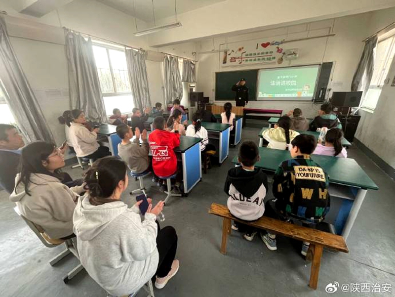 富平公安薛镇派出所民警走进校园开展反诈宣传活动。