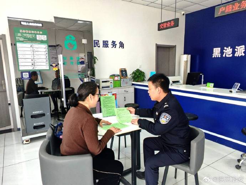 合阳公安在户籍窗口和说事室全力开展反诈宣传活动。