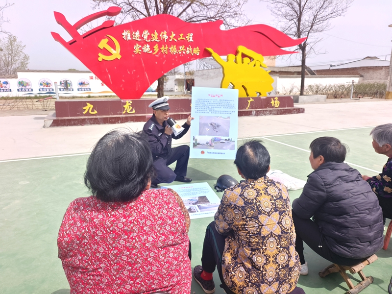 大荔公安交警走进官池镇九龙村，联合村干部对村上老年人开展交通安全精准宣传。