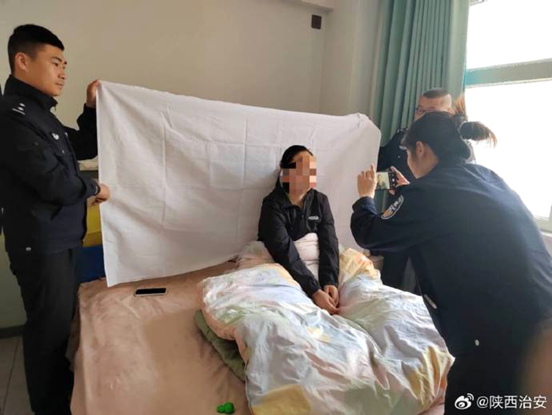 韩城西庄派出所民警上门为群众办理身份证。