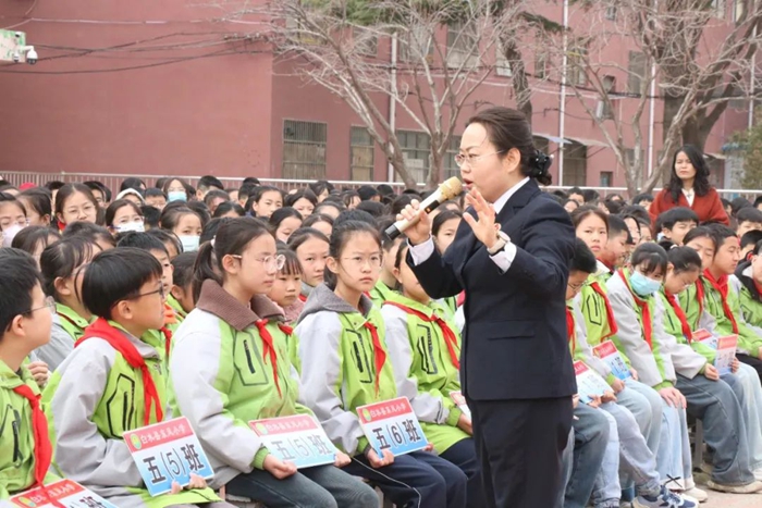 白水县人民检察院走进东风小学开展法治进校园活动。