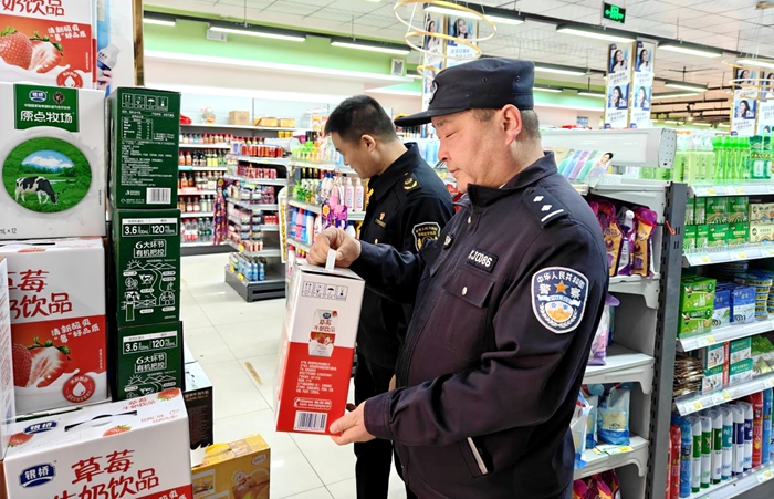 潼关县公安局太要派出所联合镇市管所开展“食药环”安全专项检查行动。