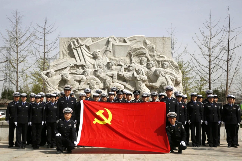 市公安局交警支队组织党员民辅警代表赴王尚德烈士陵园开展祭奠革命先烈活动。