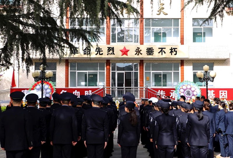 华阴市公安局开展清明祭奠英烈活动。