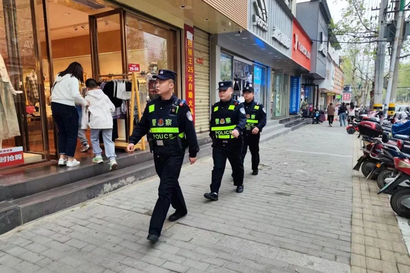 华州公安巡特警全力做好清明节期间各项工作。