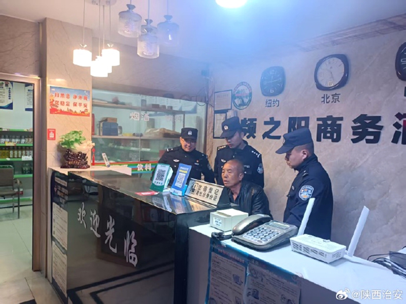 富平公安假期夜查护安宁。