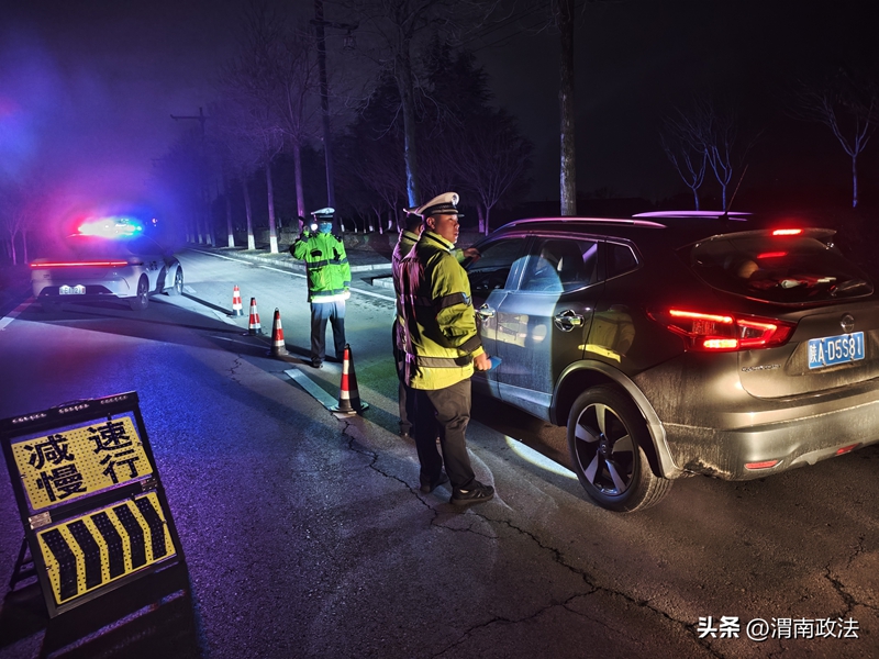 韩城市公安局交警大队组织警力开展酒驾醉驾整治专项行动。