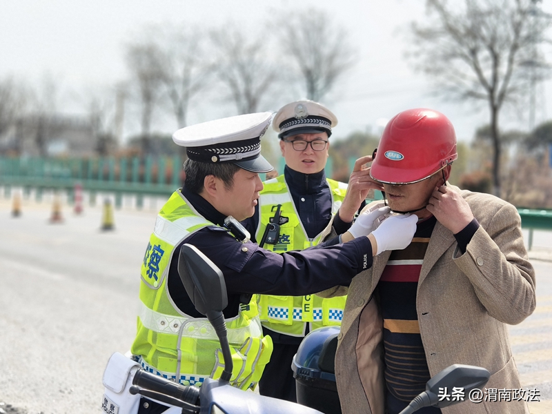 华州公安交警严查各类违法行为。