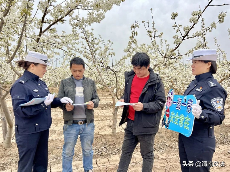 蒲城交警开展“一盔一带”交通安全宣传活动。
