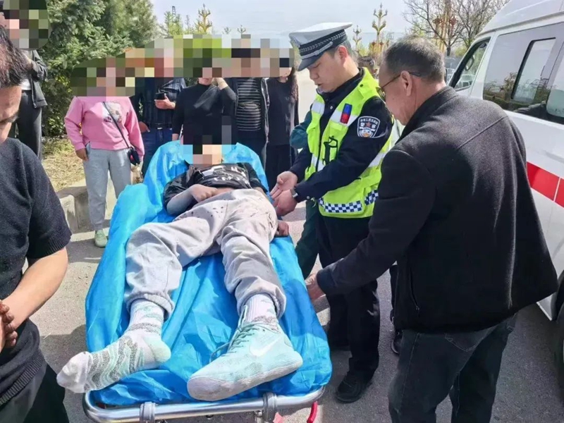 潼关交警紧急救助受伤群众。
