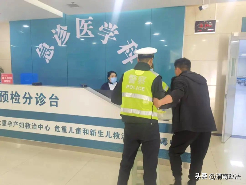 高新交警护送突发疾病群众就医。