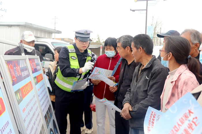 白水公安交警利用赶集日开展春季交通安全宣传。