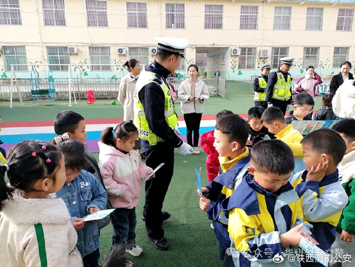 华州公安交警走进辖区幼儿园开展“交通安全启蒙课”宣传活动。