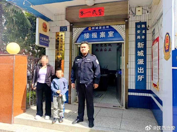 韩城公安暖心护送“小萌娃”回家.