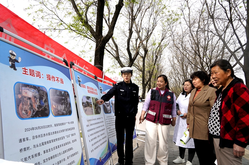 华州公安交警借力“爱国卫生月”开展交通安全宣传活动。