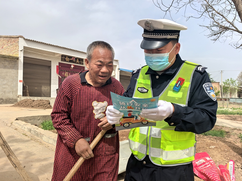 蒲城县公安局交通管理大队民警深入辖区方家村，将交通安全课堂搬到了春耕一线。