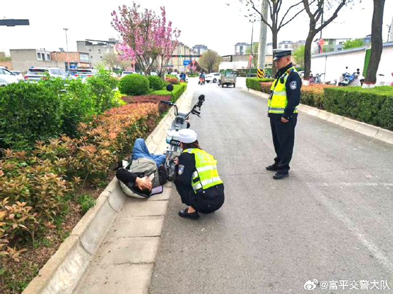 富平交警紧急救助突发疾病男子就医。