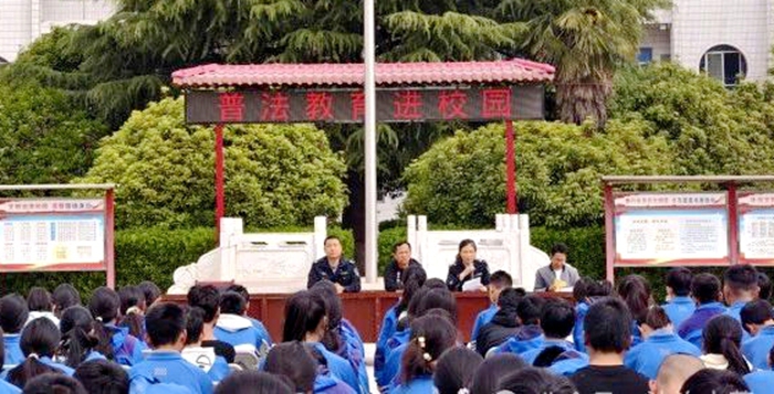 大荔县司法局埝桥司法所、段家司法所联合律师走进埝桥初级中学开展普法宣传。