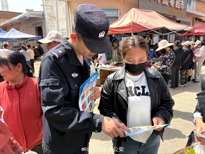 白水林皋派出所走进庙会开展禁毒宣传活动。