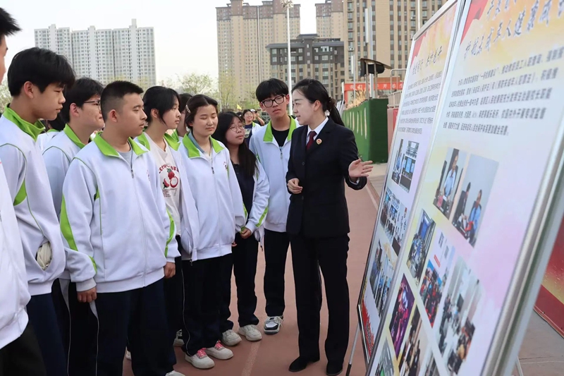 渭南市临渭区人民检察院联合临渭区交警大队、临渭区疾控中心走进渭南市杜桥中学为师生带来法治教育课。
