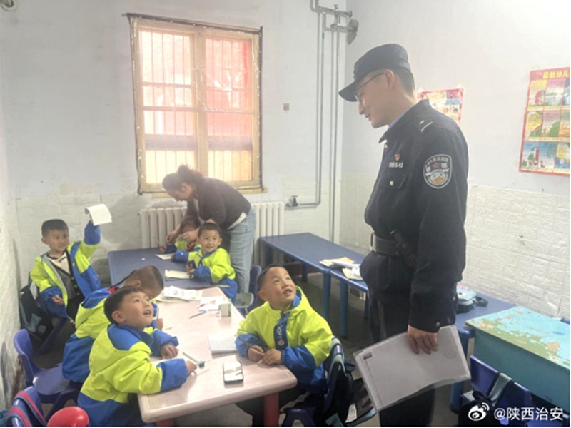 渭南韩城桑树坪派出所对辖区学校周边的家政服务机构开展安全检查。