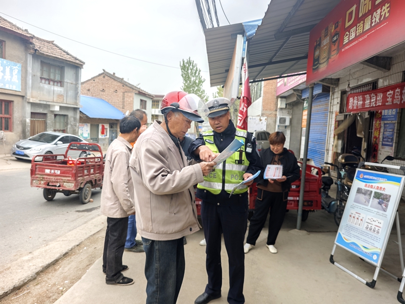 华州公安交警开展“千村宣教”活动。