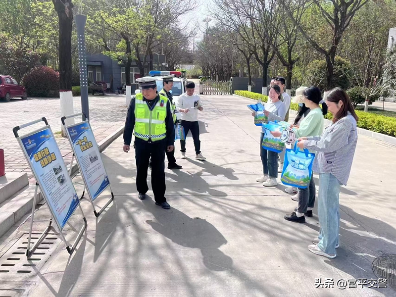 富平交警城区一中队深入辖区企业开展交通安全宣传。