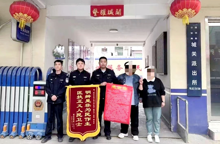 潼关公安化解群众纠纷获赠锦旗和感谢信。